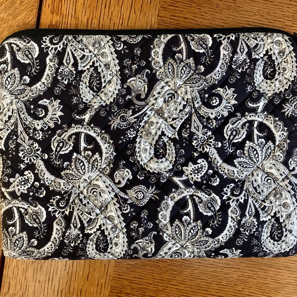 Computer/ IPad Padded Zippered Black/White Case, 9 X 12.